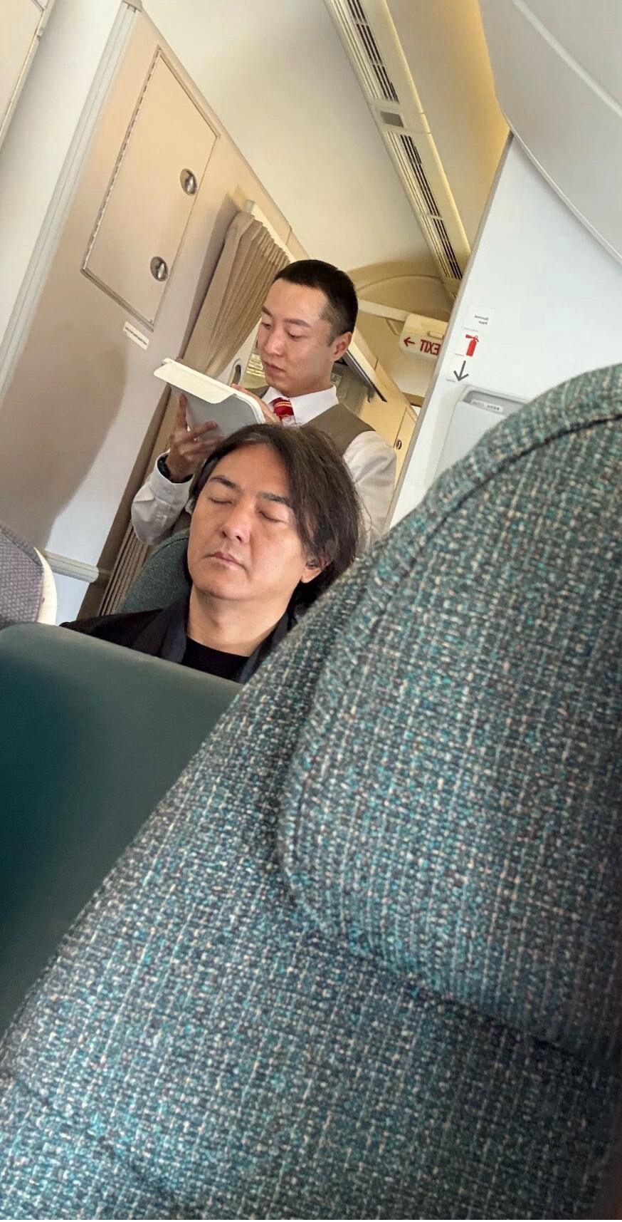 在飞机上看到郑伊健，差点脱口而出一句：你睡什么睡，有种出来单挑啊！