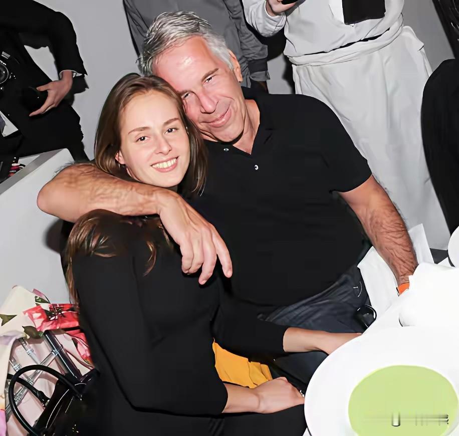 爱泼斯坦案，越想越感觉这里面似乎埋藏着一个惊天的大瓜，因为从爱泼斯坦的发迹情况来