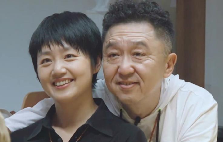 1998年，兜里比脸还干净的29岁于谦爱上了19岁的白慧明。白父说:“我女儿不能