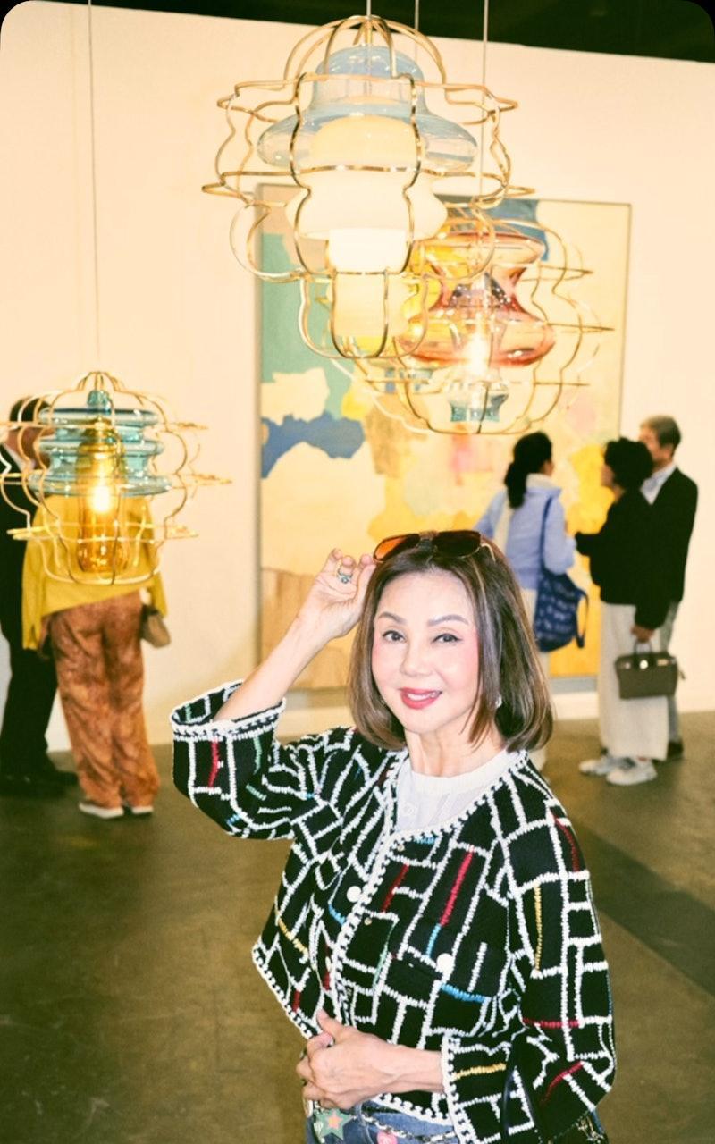 现年68岁的名媛谢玲玲与人称「岳少」的林建岳结婚后移居香港，两人育有两子三女，虽