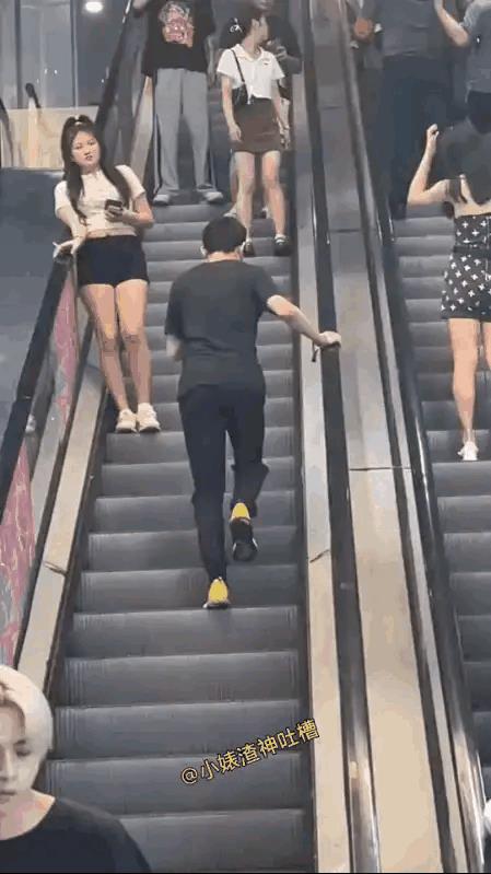 为啥旁边这么多人没人提醒他呢？[无奈吐舌]