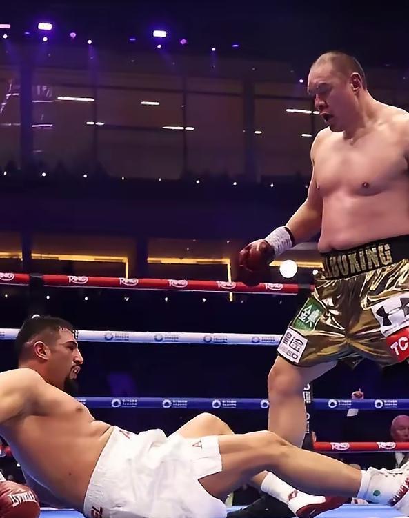 插管六周。约书亚只用了两回合。他不是在打拳，是在做外科手术。第一回合刺拳点