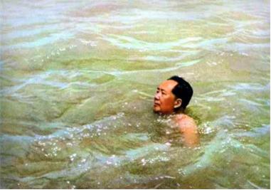 1974年，81岁的毛主席在游泳，上岸后沉默许久，说：“我浑身没劲，手和腿也发软