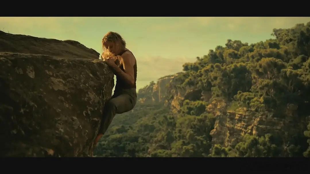 查理兹塞隆新片全是动作戏啊，不是打就是在攀岩一路逃亡。内娱啥时候也拍一部，女演员