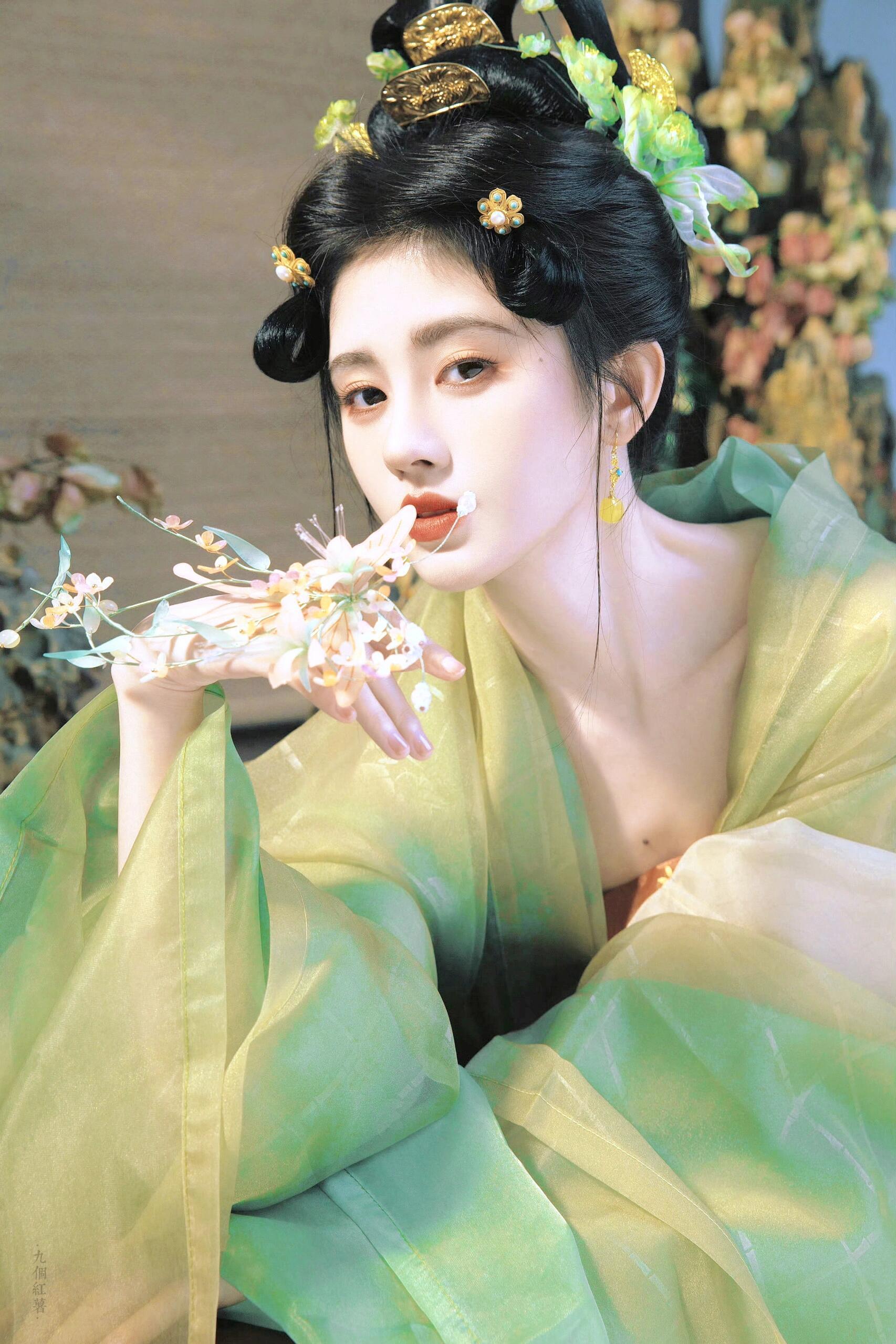 鞠婧祎12年前视频其实小鞠整没整容有那么重要吗‼️每个人都有爱美的权利，她现在美
