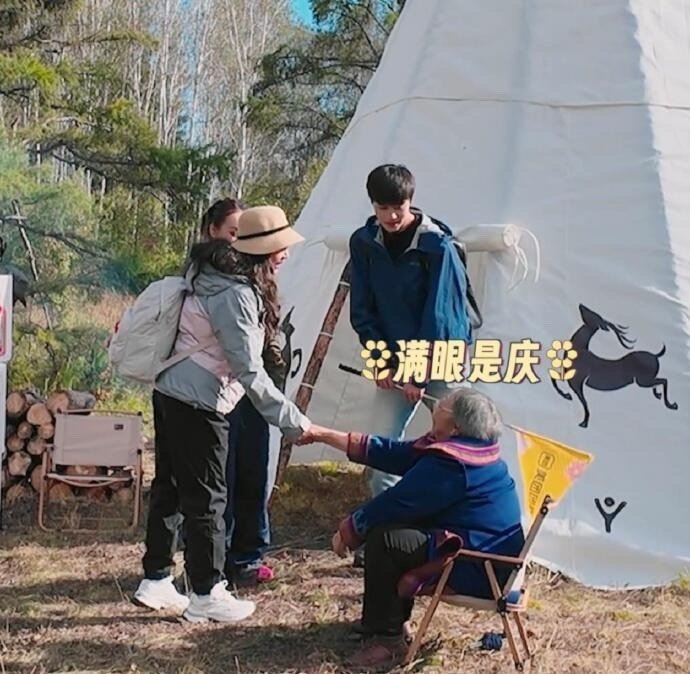 75岁刘晓庆喊同龄影迷姥姥，宁静惊出表情包​​​