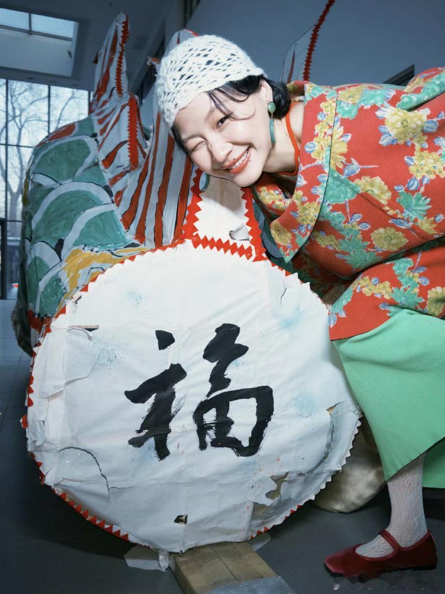 1.金靖属于是会捧高踩低的性格，直接笑脸相迎有背景有权势艺人，刻意与小糊咖明星保