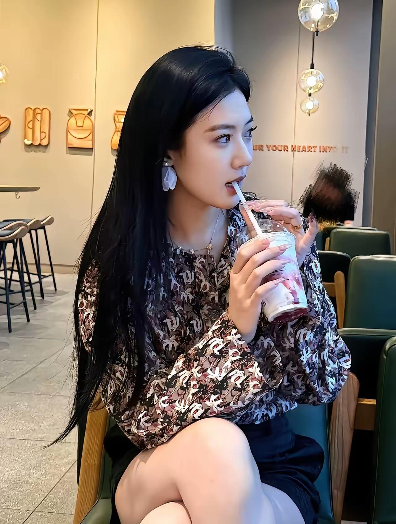 午休时间来一杯冰奶茶，惬意惬意。