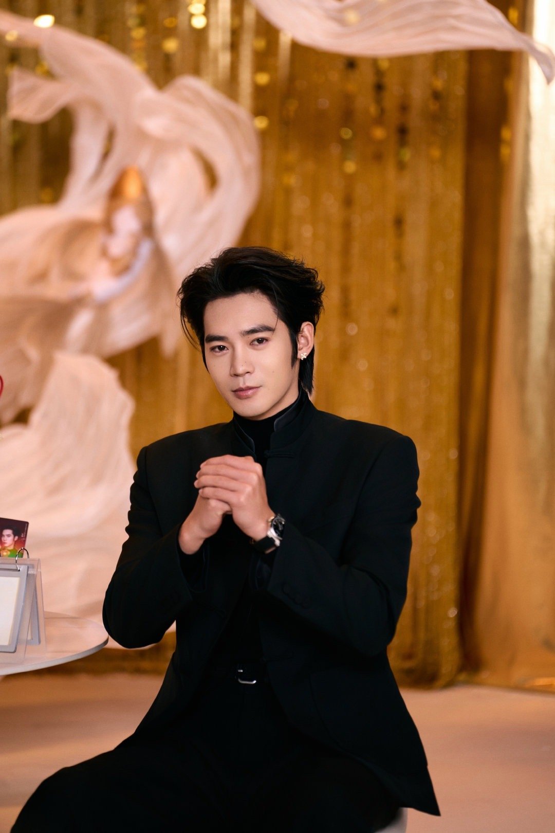 于适｜今日品牌活动造型出图，身穿黑色盘扣立领新中式套装，佩戴浪琴腕表，allb