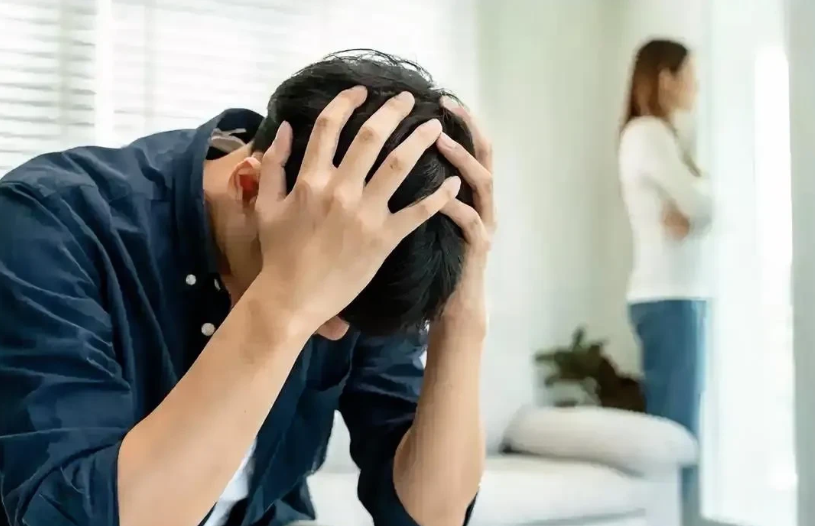 浙江杭州，一女子在丈夫公司举债之际，竟把家中仅存的80万元存款拿给弟弟创业。丈夫