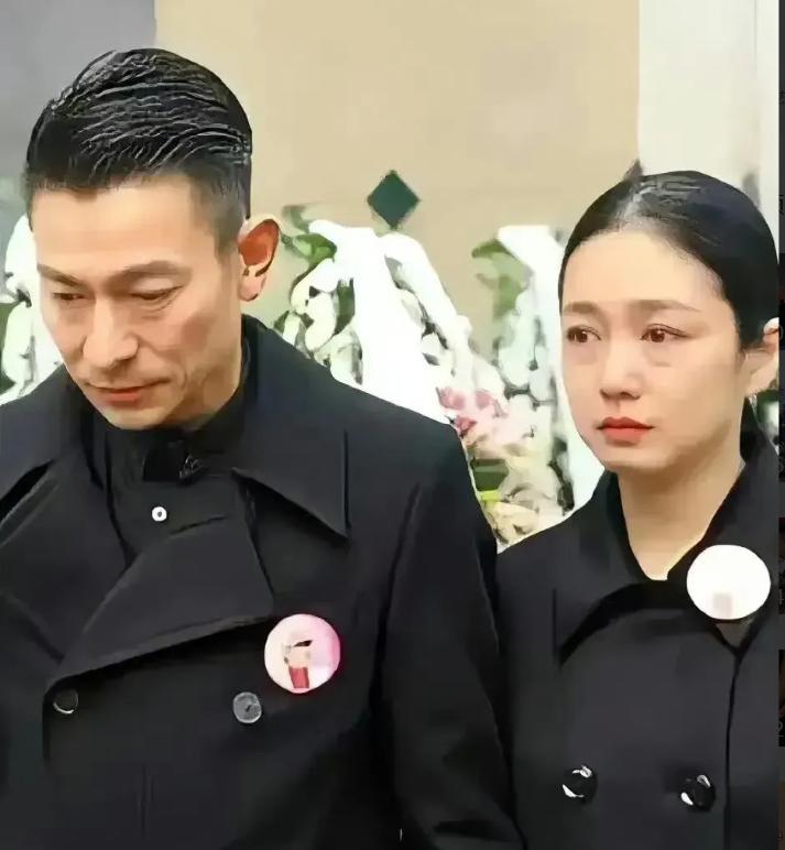 刘德华朱丽蒨带着女儿逛商场被偶遇！近日有网友发文称眼前的女士很像刘德华老婆，再看
