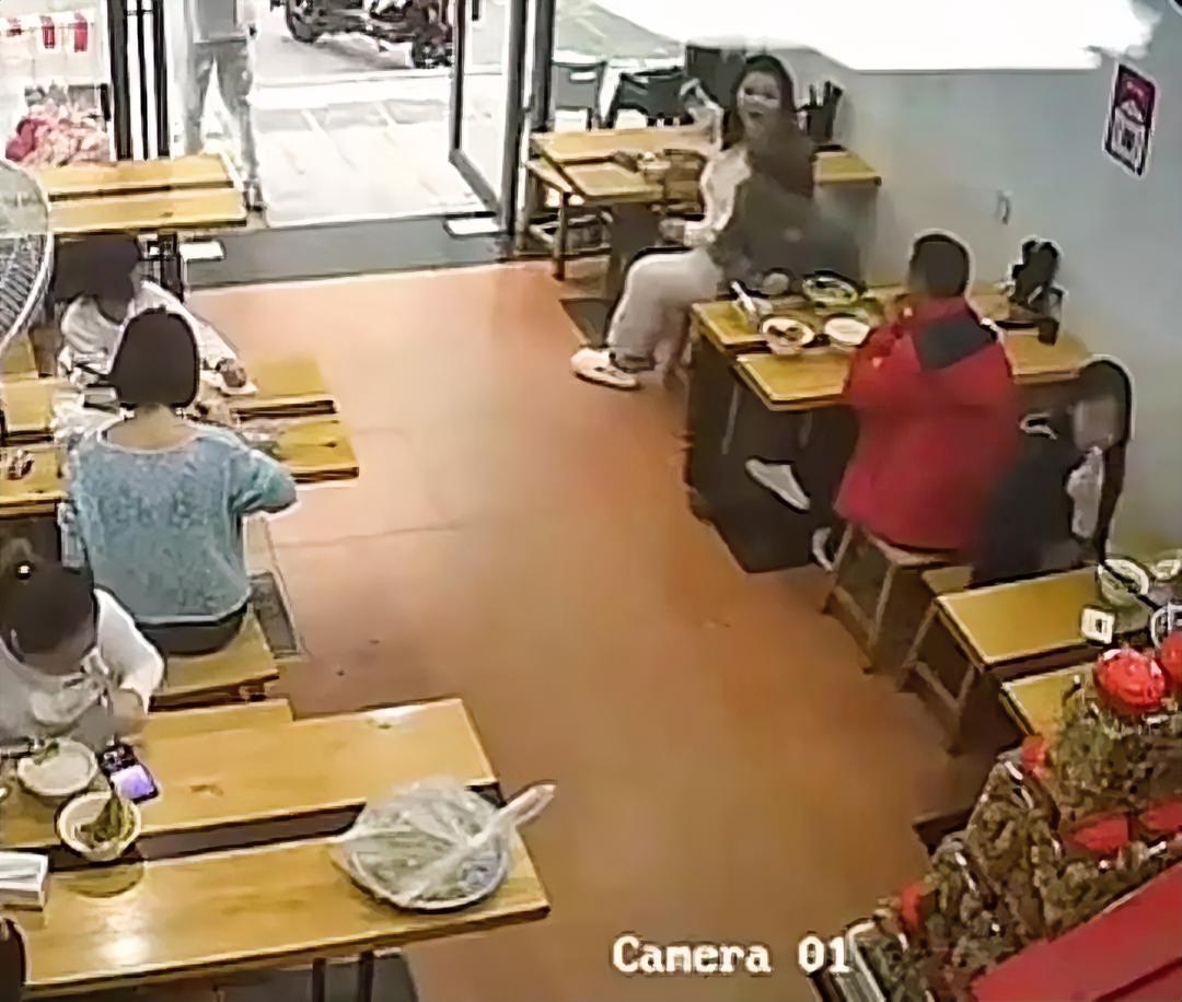 杭州“胖仙女”火了！吃碗面的功夫却被父子俩追着打，网友们得知真相后，却清一色拍手