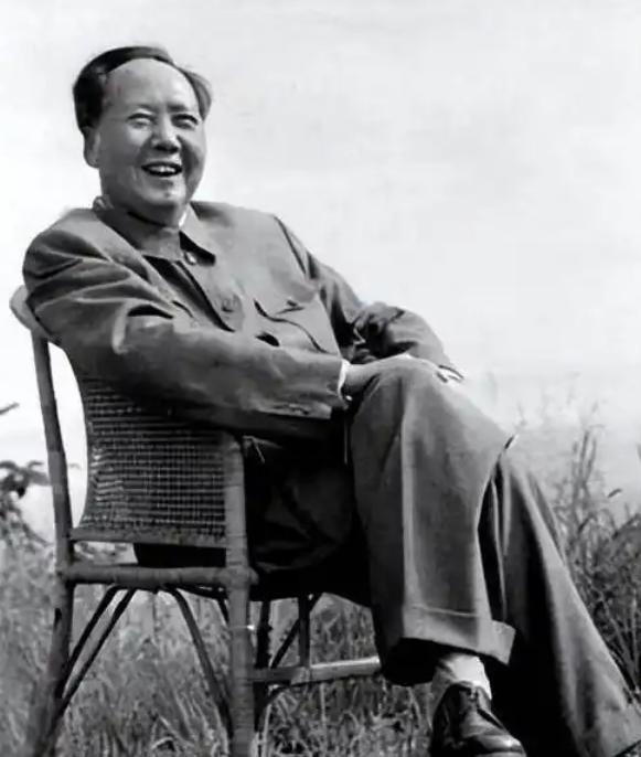 1951年，陈国生赴约走进中南海见毛主席，毛主席瞧见她时，笑着开玩笑道：“第一次