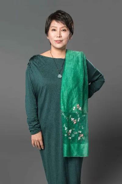 曲黎敏，一个女教授，打着中医旗号谈养生，言论荒唐浅薄。1964年出生的她1987