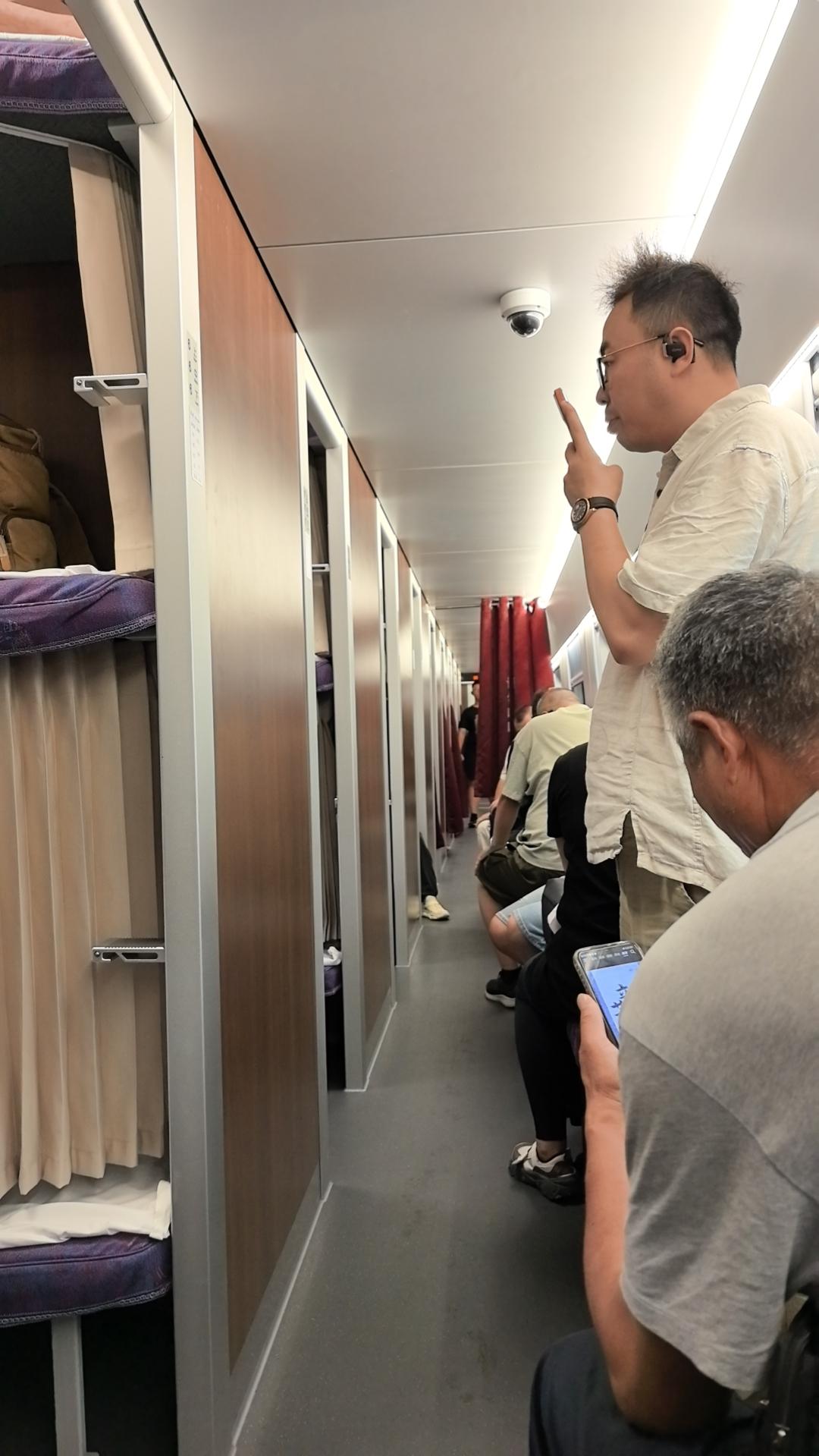 港圈、京圈、沪圈.....本质上都是一样的。王朔说，刀郎没去拜码头，不是京