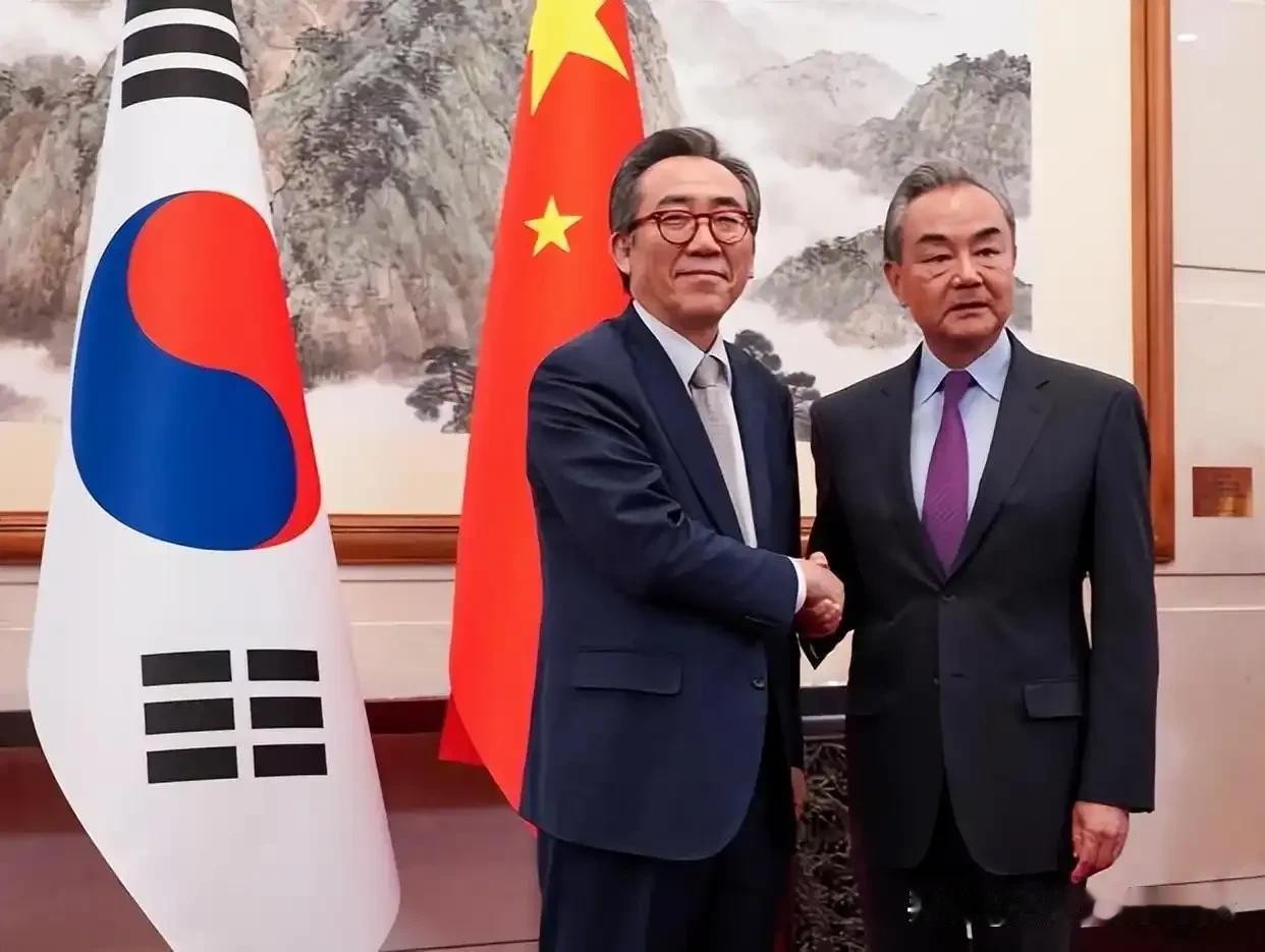 韩国外长放话：中韩关系“求同存异”？背后三大真相曝光！就在首尔街头“反华集