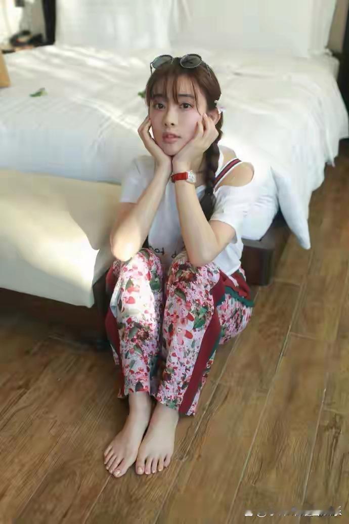 孟子义早期写真曝光！这脸蛋哪像整过？原生态颜值太能打