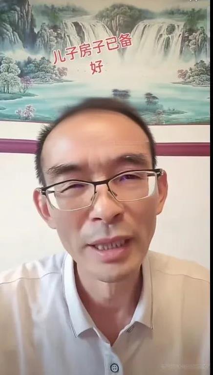 谢岳：要攒钱给儿子娶媳妇谢岳还是忍不住想炫耀儿子回归这件事。一提谢浩男就开心