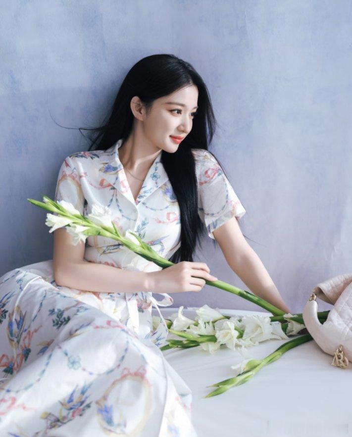 #王楚然#[玫瑰]flowers[玫瑰]鲜花配美人#王楚然##老庙品牌代言人王楚然##全世界最好的王