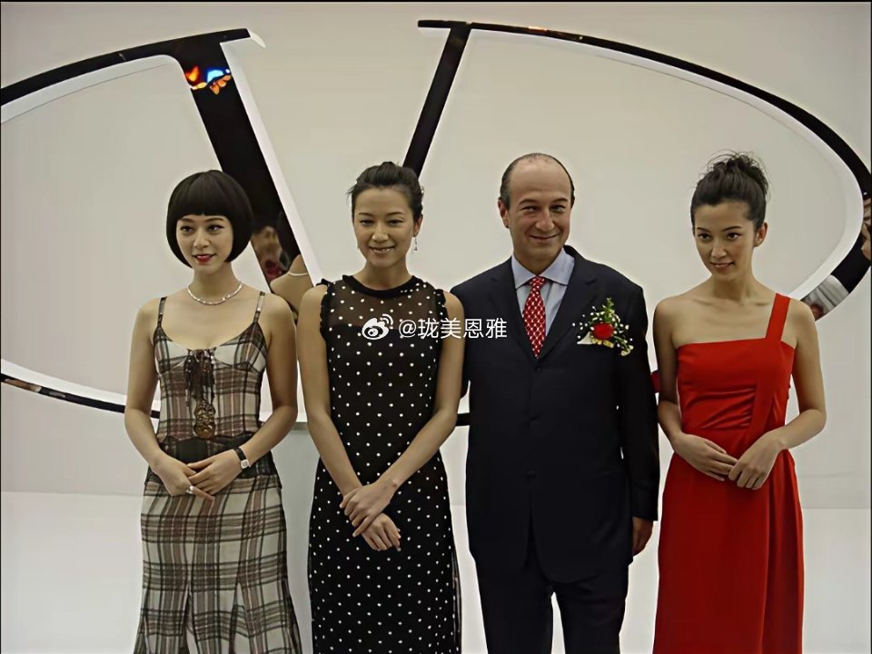 真没有想到她素颜竟这么出众！现在理解老王当时为啥抛妻弃子也要跟她在一起了​​​