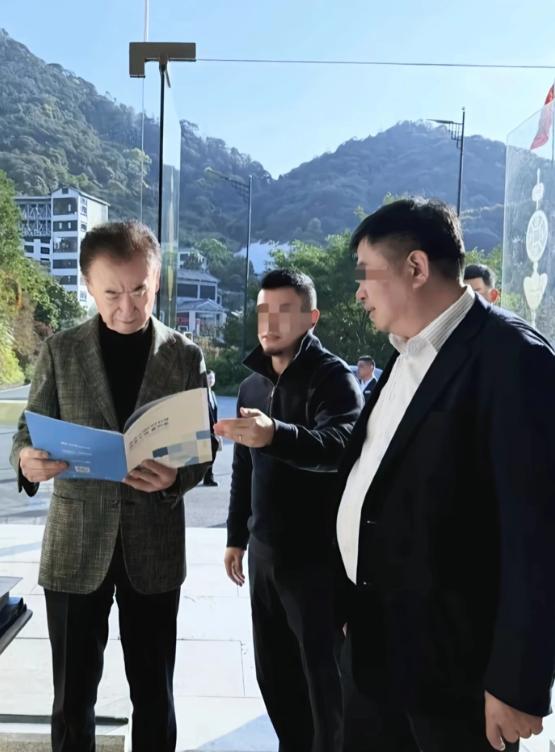 王健林悄悄卖掉一个健身比赛，回笼近20亿。室内场馆里，几千人穿着五颜六色的运
