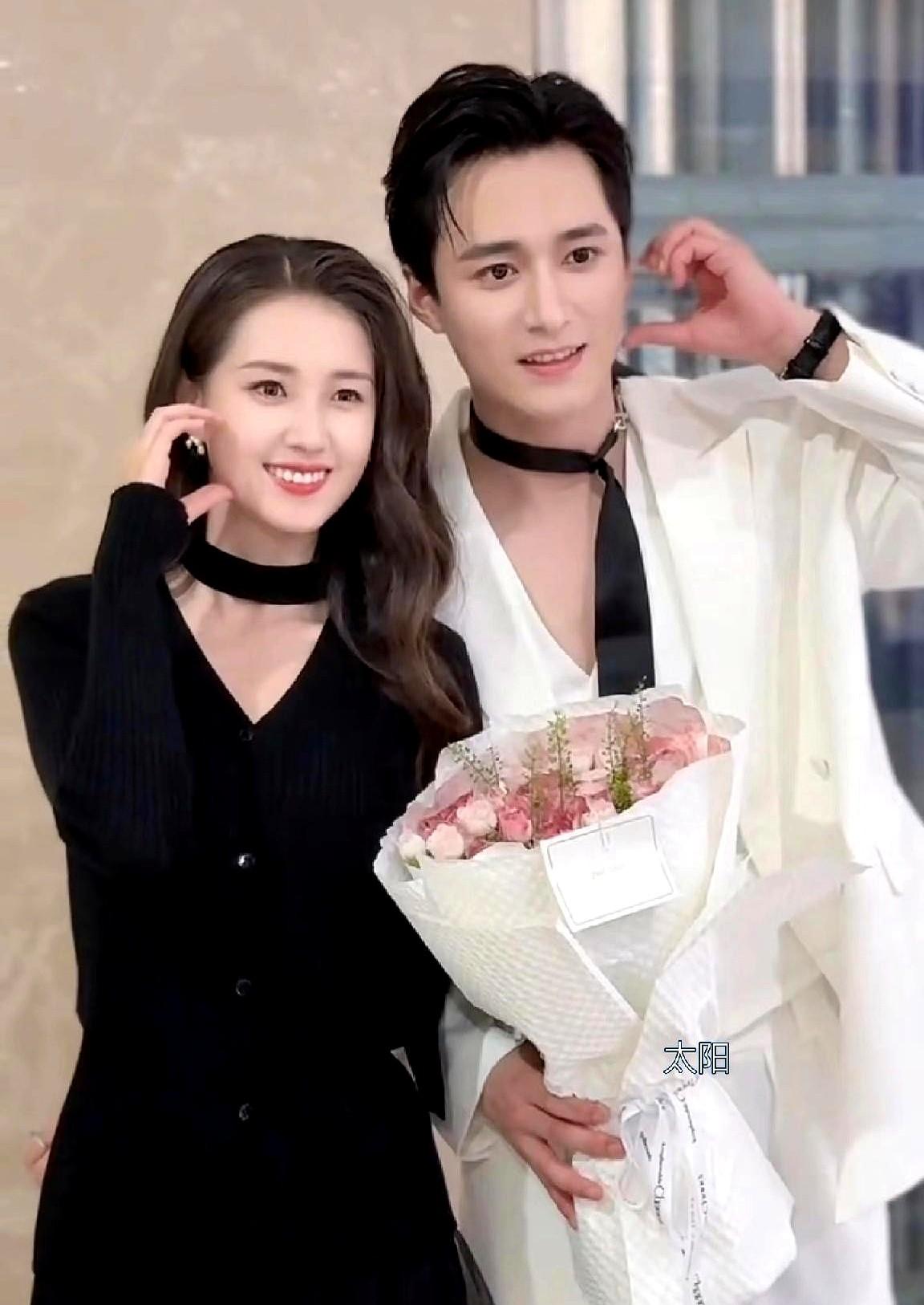 我闺蜜昨天在杭州机场偶遇了郭宇欣和王皓祯。剧里那个高冷霸总王皓祯，私下里一笑就