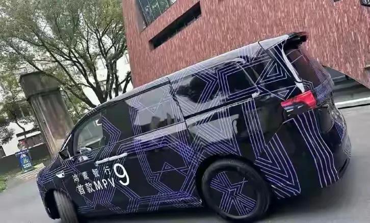 看到智界V9的外壳，感觉东风星海V9是不是应该把外观换一换了？[笑着哭]