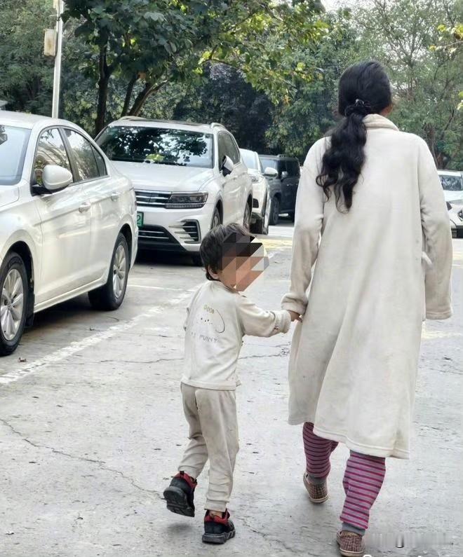 陕西这对衣衫不整游荡街头的母子俩，其实不差钱，但就是穿的邋里邋遢。以前娘家拆迁，拆迁款分配问题，她直