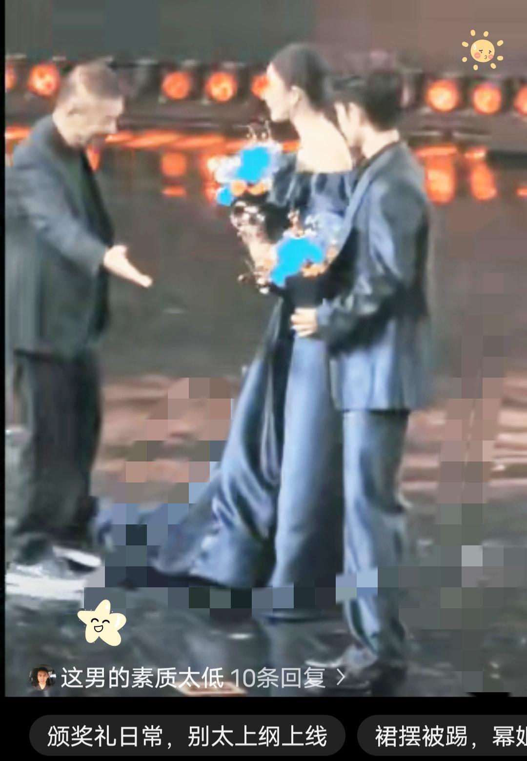 要不是肖战一把拉住，真不知道这位大佬要把杨幂的拖地裙踢到啥时候！颁奖台合影这一幕