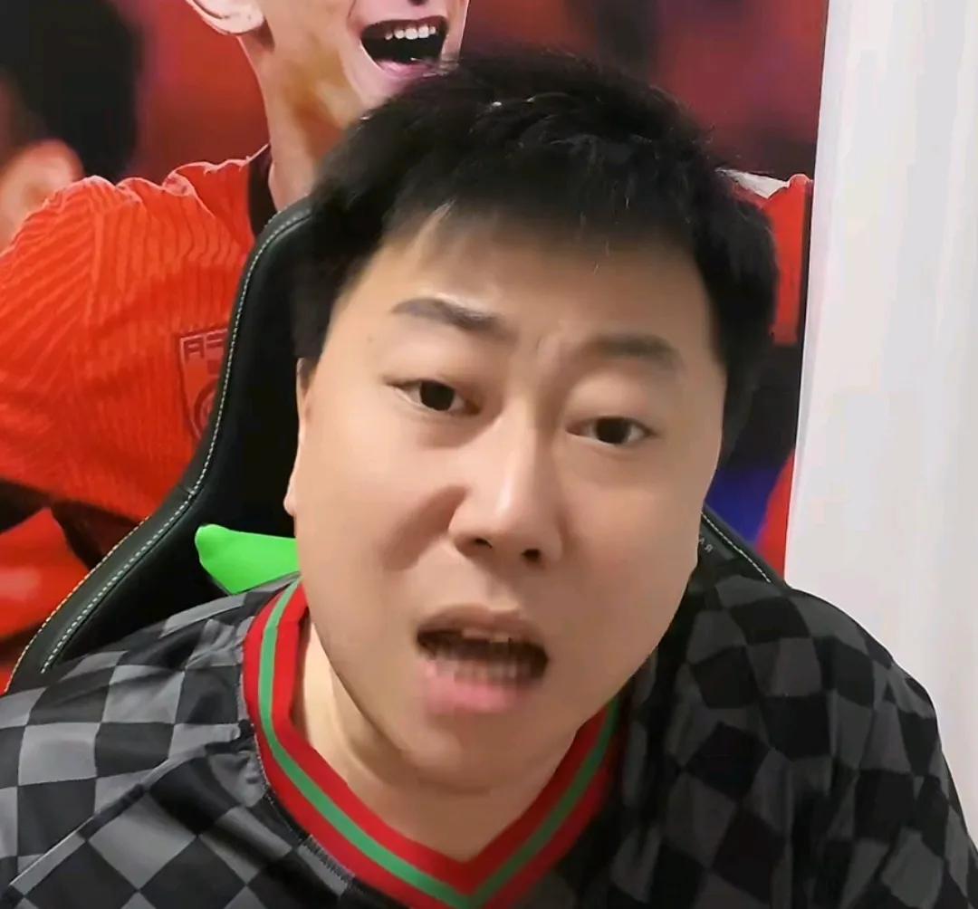 媒体人李宝库认为主裁判马宁偷走了北京国安队的胜利。他在直播解说时表示，北京国安