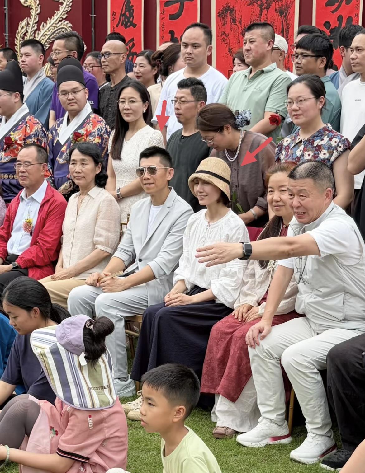 49岁袁泉和老公夏雨现身安徽参加朋友的婚礼，她穿着一条黑白双色连衣裙，脸上没有化