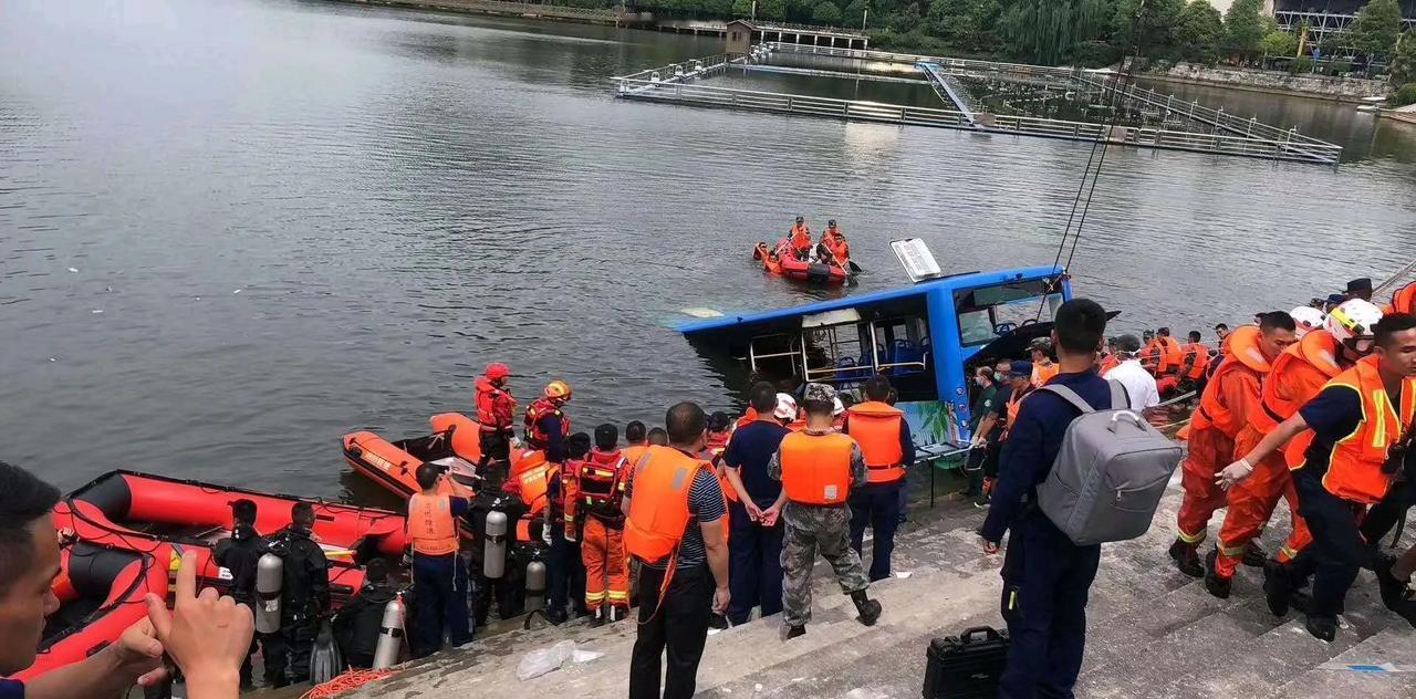 12月23日下午16时左右，江西省九江市彭泽县定山镇响水村乡村道路发生一起车辆落