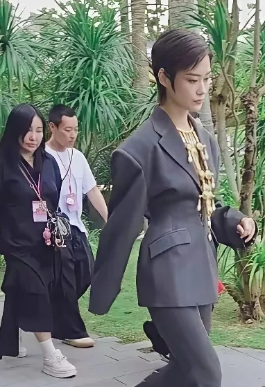 这居然是李宇春如果没人告诉我，是看不出来一点首先脸是怎么看都不像，身材也比之