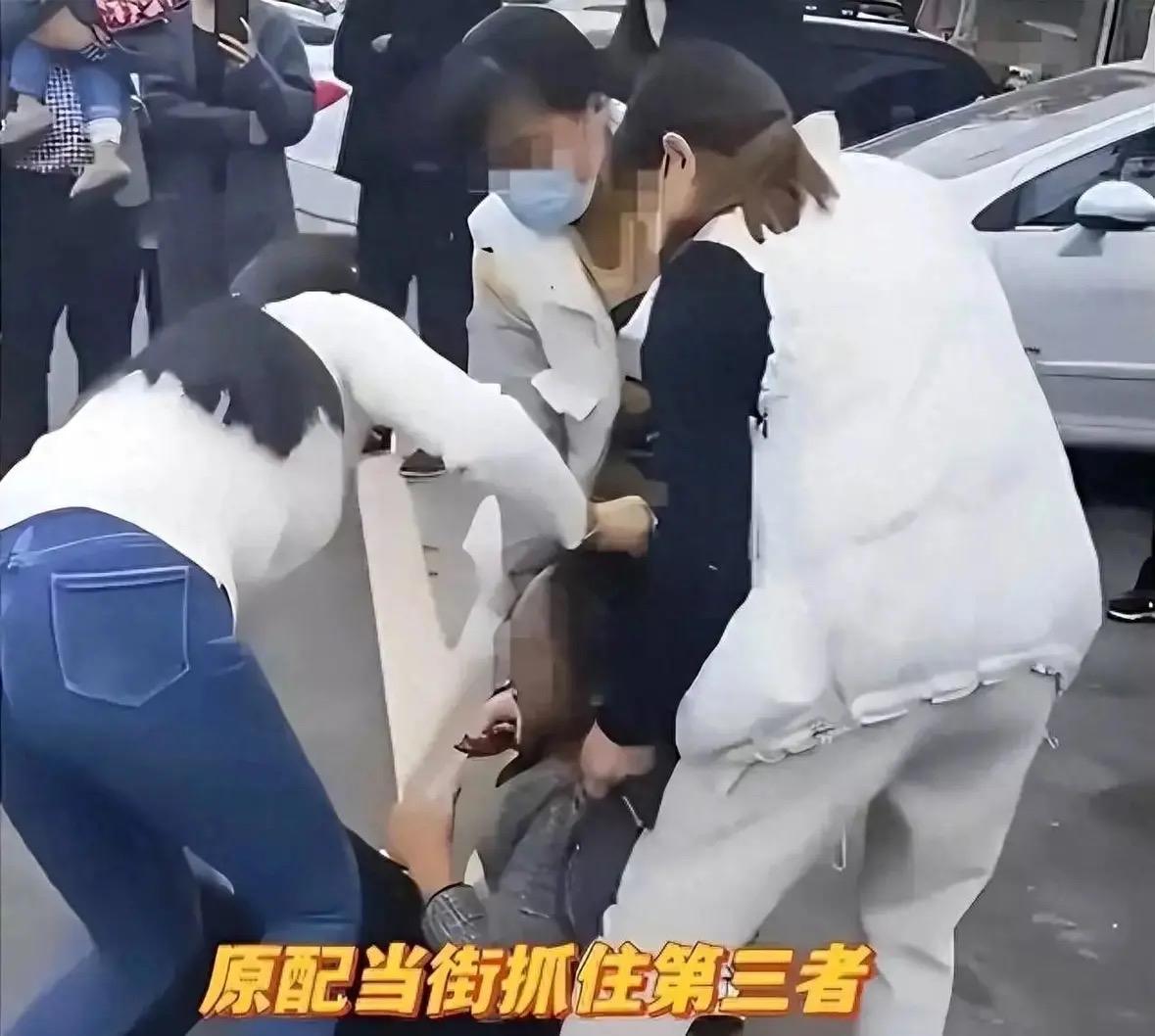 这个男人真悲催！天津，男子发现妻子出轨，为了孩子选择了原谅。哪曾想，2年后，他又