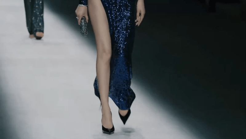 刘雯好性感🔥刘雯Gucci大秀杀疯了！紫色亮片裙高开叉，这台步谁看谁迷糊！