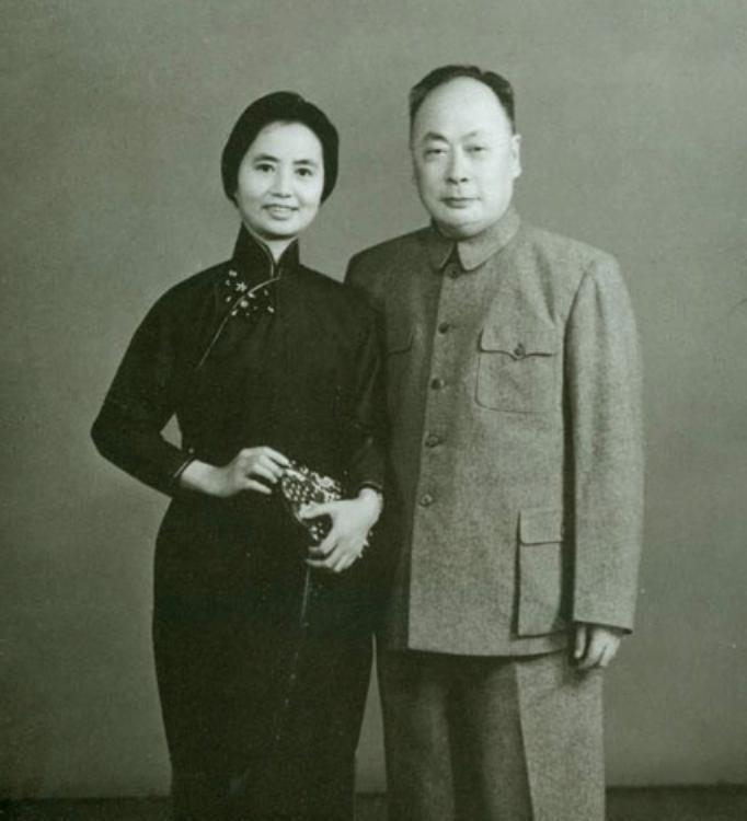 1933年秋天，湘赣边界细雨不断，红军攻打茶陵期间，陈毅借着一盏马灯改动朱德的诗