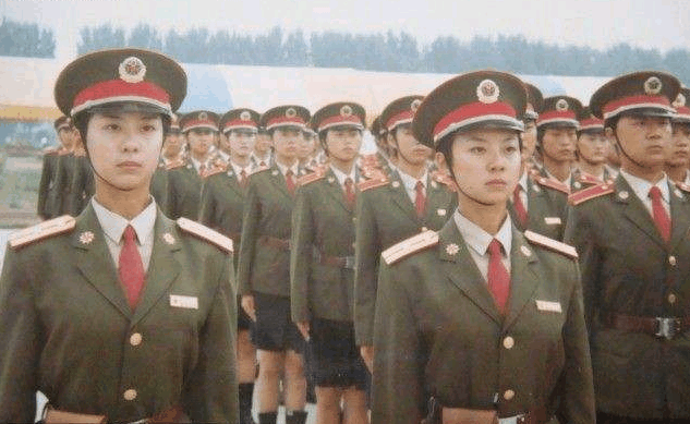 中国军队用了20多年的领带, 在此之前, 军服上为何没有?