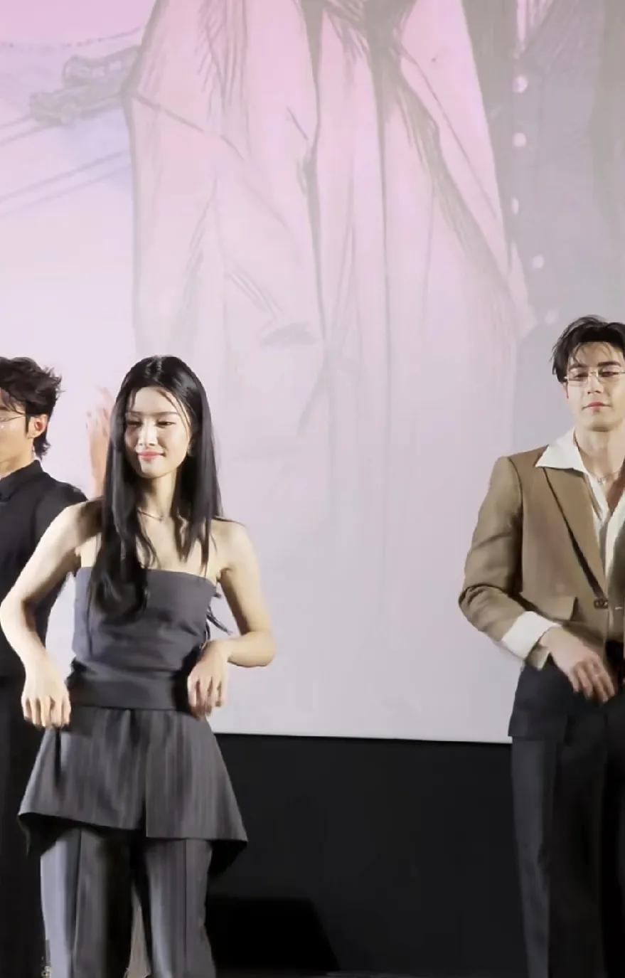 我同事说，卢昱晓是内娱真千金吧，很多资源和女主剧，一部接一部的。我看了一下，她