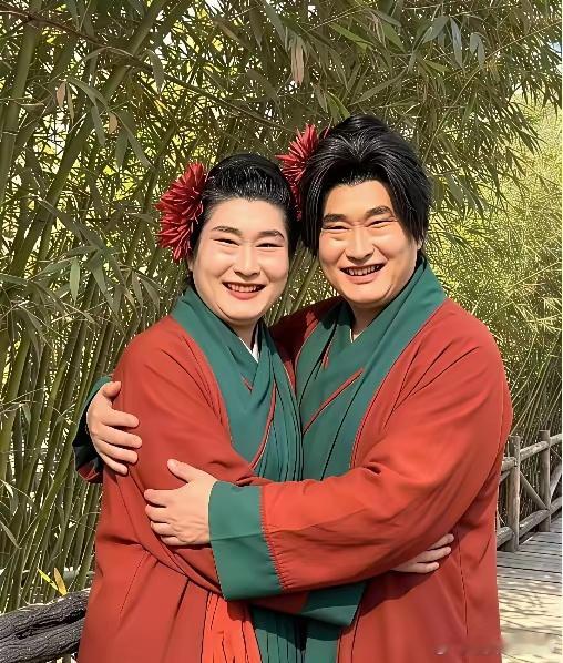 像，真像，特别像！“大衣哥”朱之文现身万岁山，与王婆互动说媒，使王婆人气大增。今
