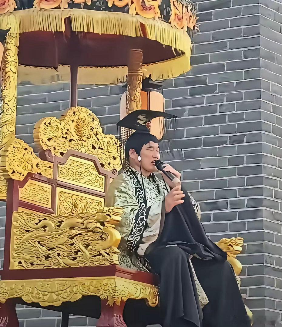 朱之文这个帝王扮相一出现，有些网友立即感觉他到头了……还有的网友说，演艺要有尺度