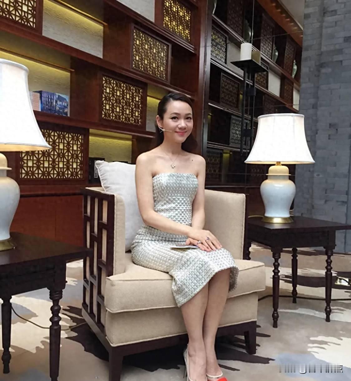 51岁还在镜头前，说退就退，她到底图啥？她没拿奖没爆红，却让整代人偷偷学她活法