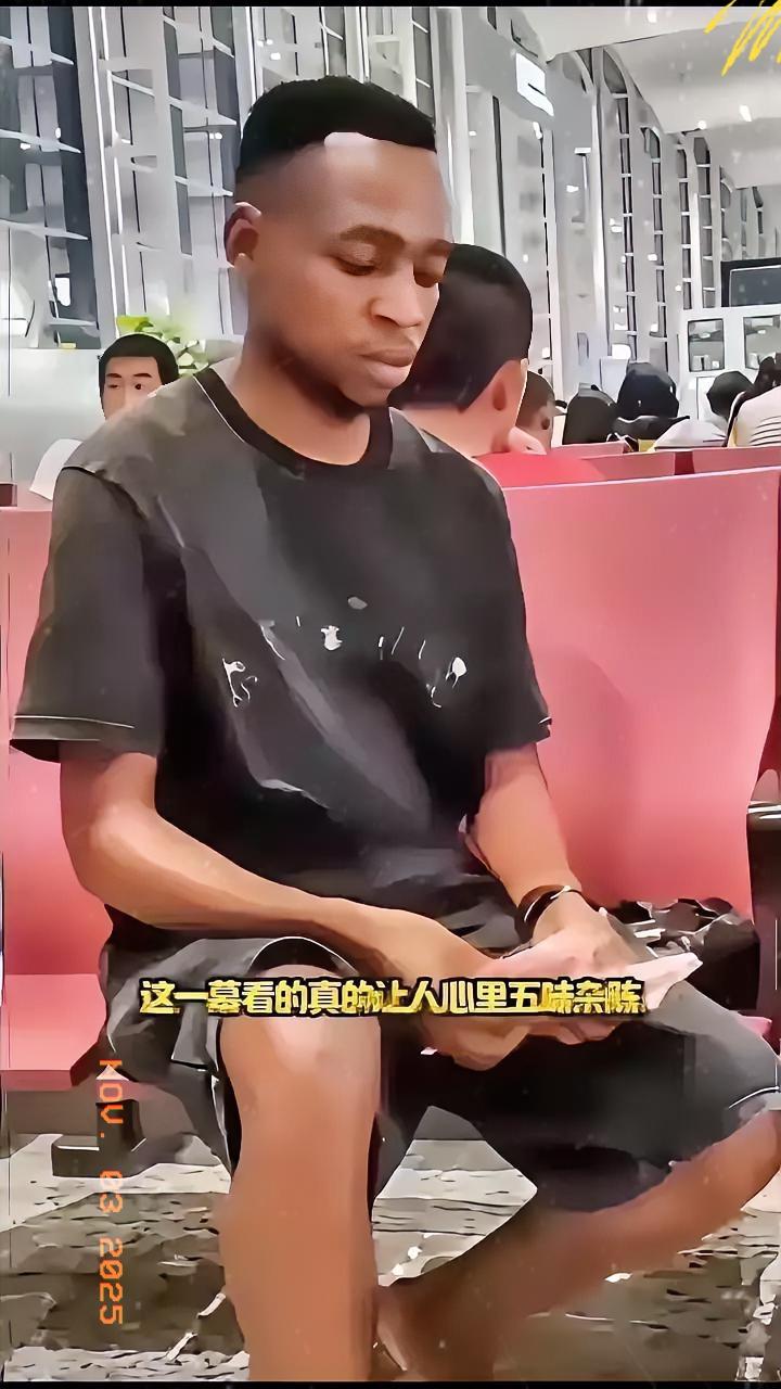 黑人留学生晒现金奖学金引众怒！每学期8万VS国内生年8千公平何在？刷到黑人