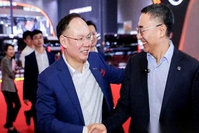 零跑嘴上说一汽收购是假的，但圈里人都明白，这种辟谣听听就好。一个是为新能源KPI