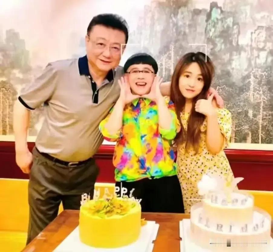 5月23日，金龟子女儿王逸宸直播怒怼“啃老质疑”冲上热搜！她举着童年与金龟子同框