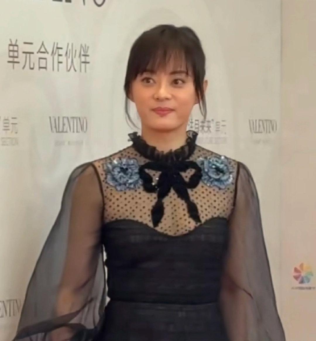 我问我妈妈，像孙俪这种等级得明星，应该很多高奢代言吧，为什么孙俪不多呢？妈妈说