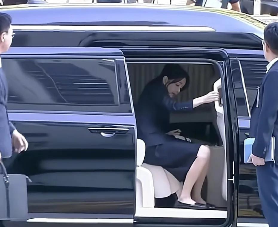 尹锡悦最意难平的不是自己被剥夺了总统之位，也不是被关进了大牢，而是自己身为总统，