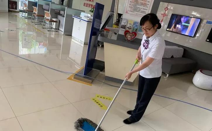 如果退休金2000左右，你身体还算健康，年龄不超过70岁，你一定去打一份工，挣钱