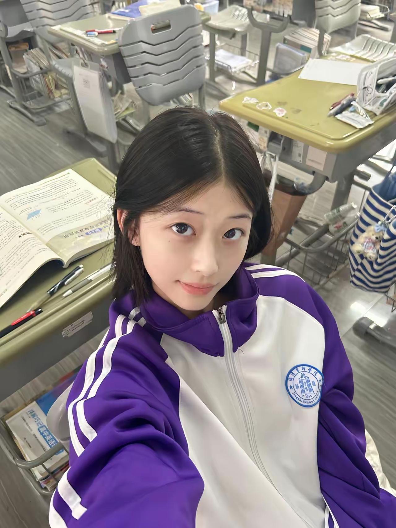 这孩子穿着校服在教室自拍。校园生活自拍校园感自拍小学生美照