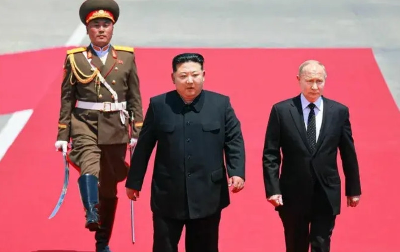 联手对抗抗整个欧洲的这两个人，将一起出席9.3阅兵！金正恩非常少有外出活动，这