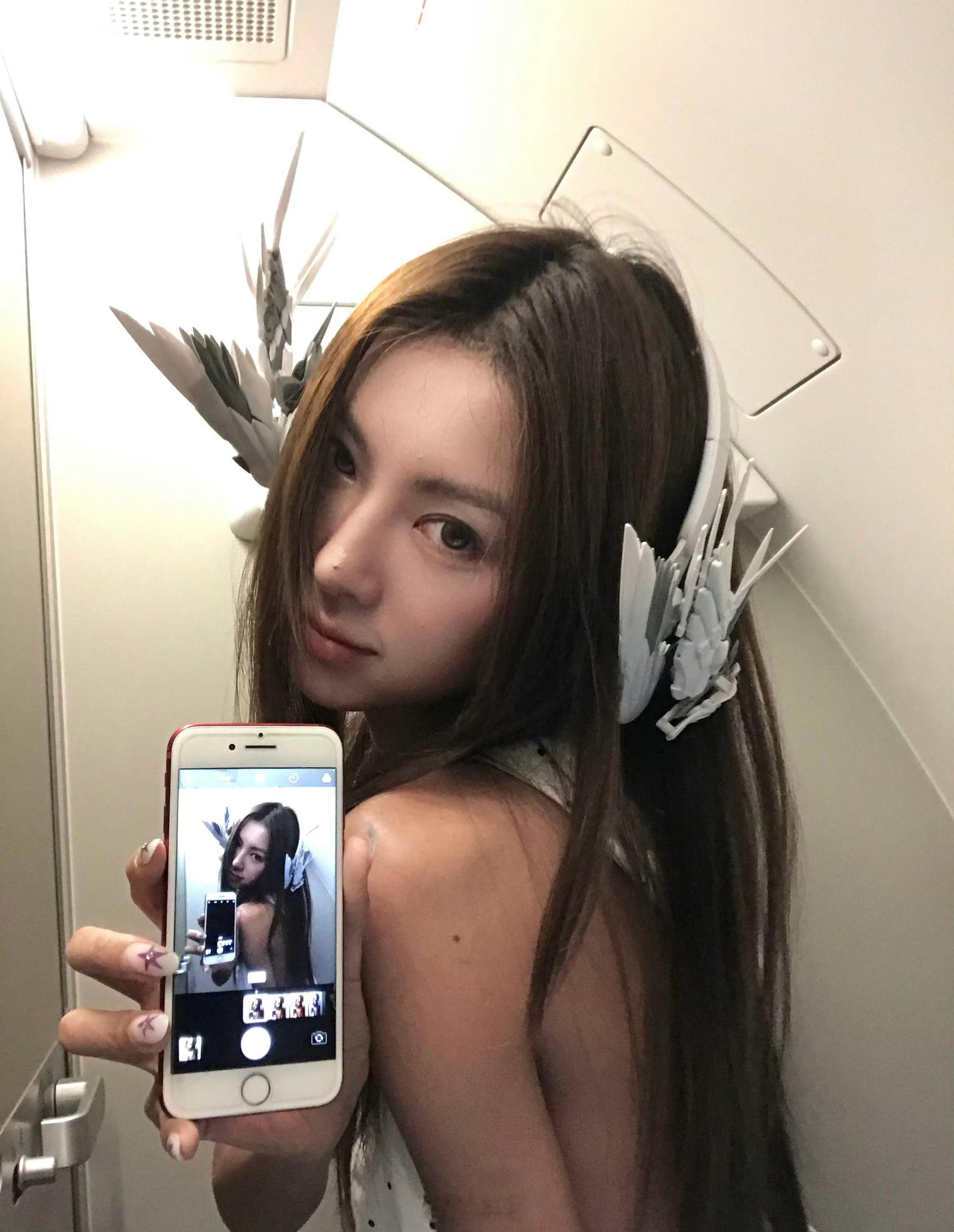 还是以前的home键iPhone有意思。​​​